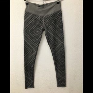 Fabletics Taos print salar grey pattered leggings womens size small